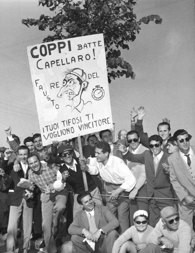Sostenitori di Fausto Coppi, coppa Bernocchi Sostenitori di Fausto Coppi alla prova a cronometro della Coppa Bernocchi, Legnano, 30 settembre 1956.
© De Agostini Picture Library.