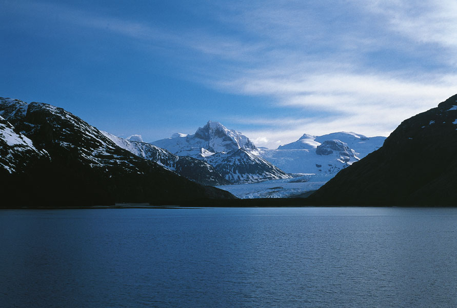Cile, Patagonia, Canale di Beagle. Ghiacciaio Italia Le ricerche idrografiche condotte dal capitano Fitzroy nella parte più settentrionale del continente sudamericano permisero anche di scoprire nuove terre. Il canale di Beagle deve infatti il proprio nome al brigantino su cui viaggiava Darwin.