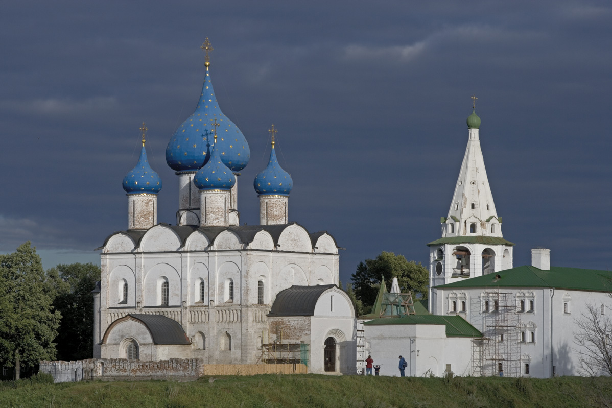 La Cattedrale della Natività della Vergine (Rozdestvenskij sobor, XIII secolo), il campanile a cuspide e il Cremlino (Kreml) di Suzdal' in Russia.
De Agostini Picture Library