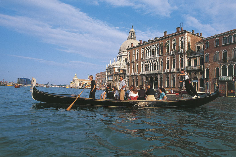 Gondola sul Canal Grande Nell'Ottocento la lunghezza della gondola si assesta sugli attuali undici metri e, se inizialmente le gondole venivano costruite di forma simmetrica, questa simmetria con il tempo si perde per guadagnare in manovrabilità.