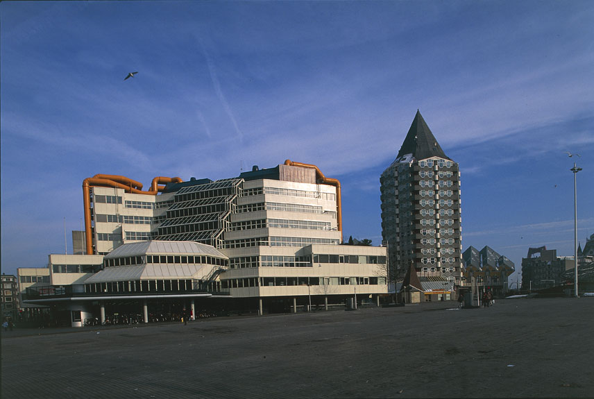 Paesi Bassi, Rotterdam, Biblioteca Centrale (1983) Nonostante si possa far risalire all'inizio del Seicento la creazione di un fondo librario per la realizzazione di una biblioteca pubblica a Rotterdam, la fondazione della biblioteca attuale risale al 1889. Dal 1983 la Biblioteca Centrale ha sede in un moderno edificio (che ricorda il Centre Pompidou) progettato dagli architetti J. B. Bakema e J. H. Van den Broek. Il suo patrimonio librario comprende oltre un milione di libri, CD, DVD, video ed e-book.