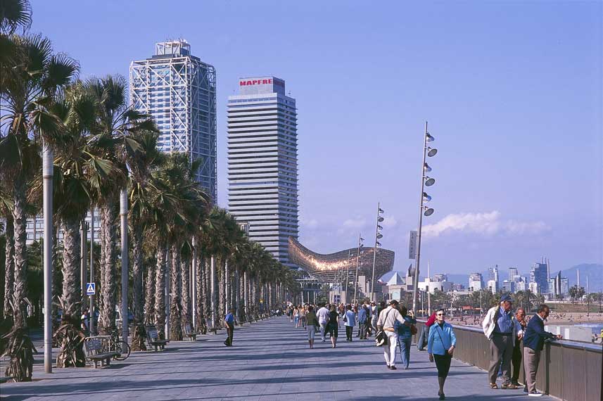 La Barceloneta Passeig Maritim de La Barceloneta (Barcellona). Sullo sfondo Las Dos Torres progetto di Inigo Ortiz e Enrique de Leon, l'Hotel Arts progetto di Bruce Graham e Frank O. Gehry, e la Balena, progetto di Frank Gehry.
De Agostini Picture Library