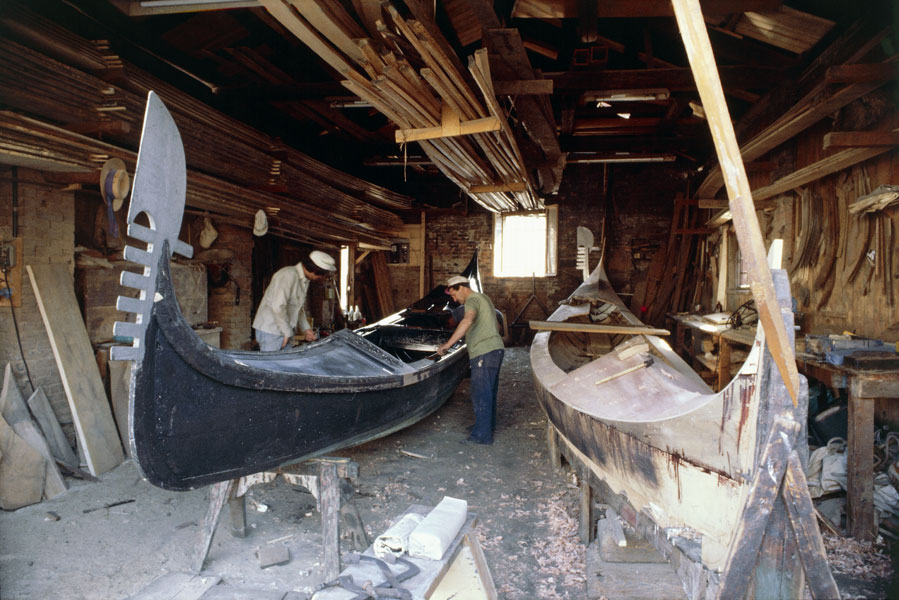 La costruzione delle gondole La costruzione di una gondola richiede oltre un anno e i piccoli cantieri in cui l'imbarcazione veniva sapientemente assemblata avevano il nome di 
