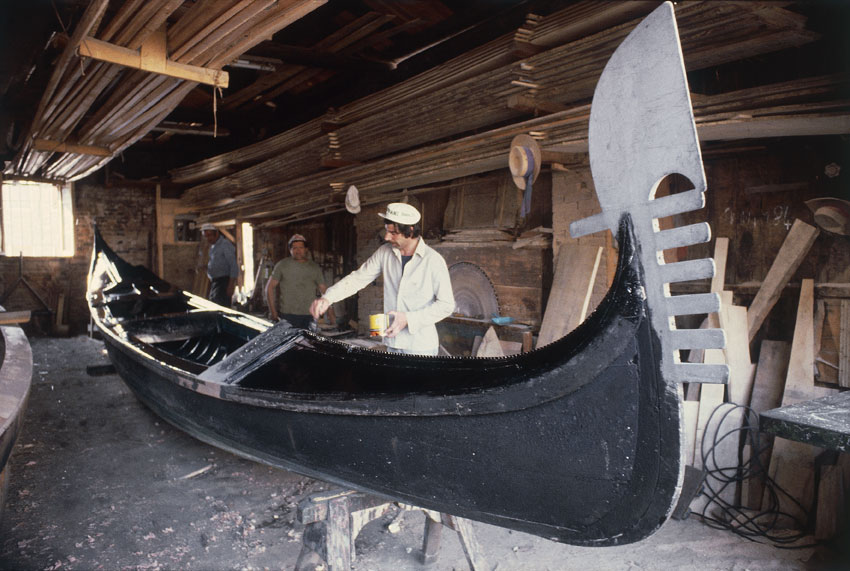 Colorazione della gondola Inizialmente le gondole erano di colori sgargianti e riccamente decorate. Poi con un decreto suntuario il Senato Veneziano ne impose l'attuale colore nero.