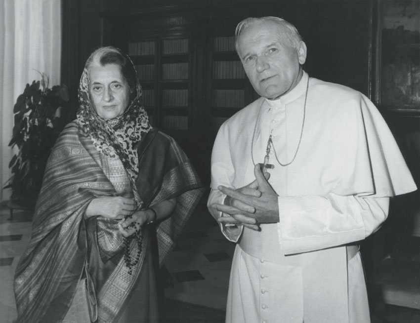 Indira Gandhi a colloquio con Karol Wojtyła nel novembre 1981 I continui richiami alla pace, alla convivenza tra i popoli e al dialogo tra le grandi religioni sono stati i temi portanti del pontificato di Giovanni Paolo II, come dimostrano i vari incontri che il Papa ha avuto con importanti personaggi politici del nostro tempo.