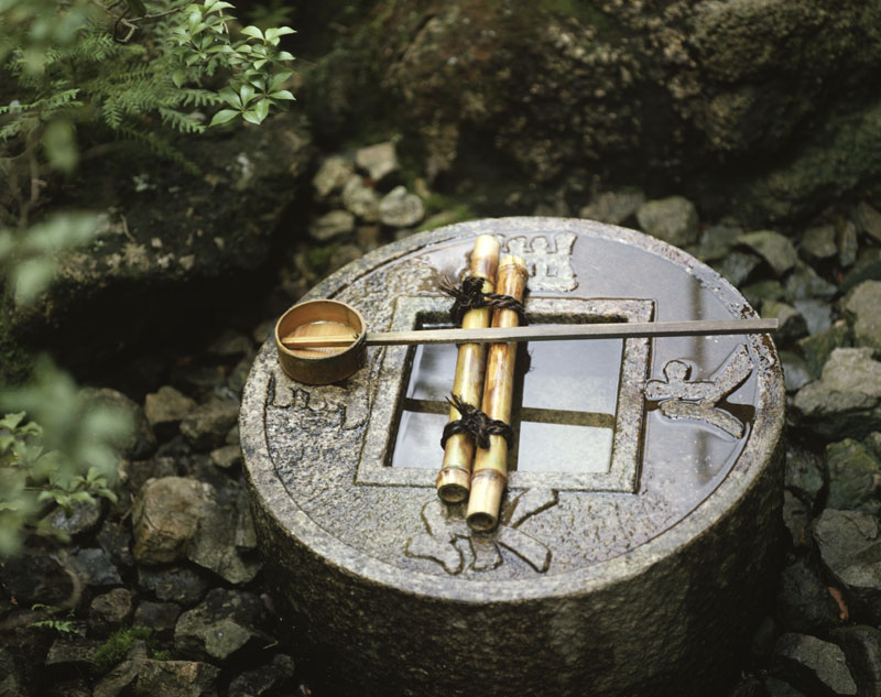 Tsukubai Tsukubai, catino usato per i riti di purificazione, Kyoto, Kansai, Giappone.
© De Agostini Picture Library.