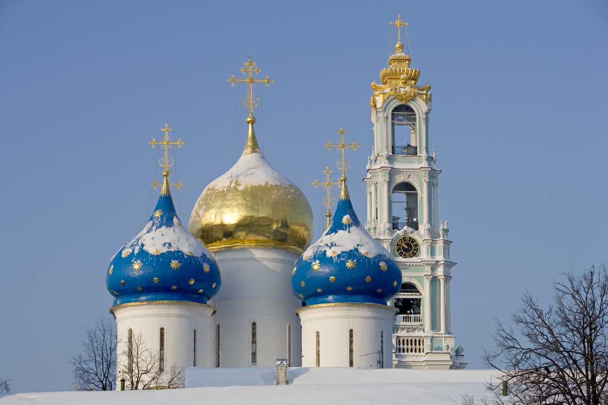 Le cupole e il campanile della Cattedrale dell'Assunzione (1585), situata nel cuore del monastero della Trinità di San Sergio (fondato nel secolo XIV). Il monastero si trova nella città di Sergiev Posad, vicino Mosca.
De Agostini Picture Library