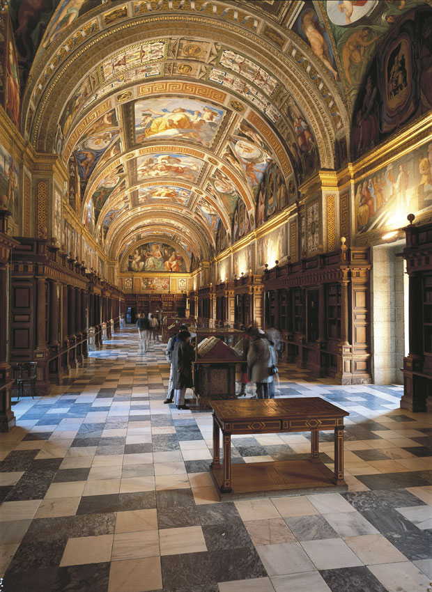 Spagna, Madrid, Biblioteca del Real Monasterio de San Lorenzo de El Escorial (seconda metà del Cinquecento) Il celebre monastero-palazzo-mausoleo di S. Lorenzo fu fondato da Filippo II nel 1563 per commemorare la vittoria di San Quintino (10 agosto 1557) e per accogliere le salme di tutti i membri della famiglia reale, a cominciare da Carlo V. La biblioteca, iniziata da Filippo II nel 1567 e ospitata in una grandiosa sala, è la prima grande biblioteca che rompe con lo schema costruttivo medievale e rinascimentale della biblioteca a navata.