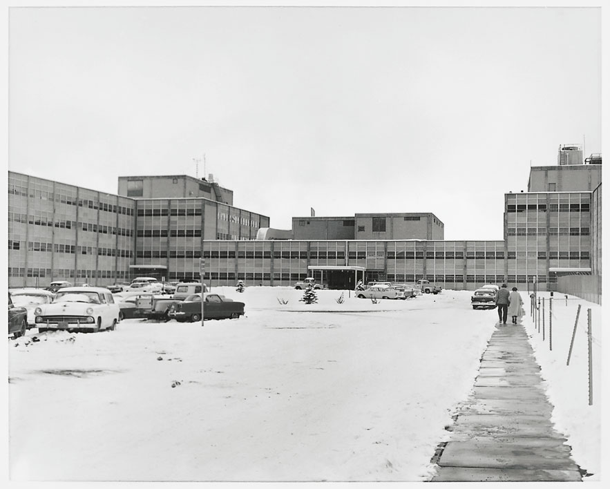 I laboratori di ricerca atomica a Los Alamos nel New Mexico, nel 1958 Il laboratorio venne fondato durante la seconda guerra mondiale per le ricerche e la produzione di armi nucleari, sotto la direzione scientifica di Robert Oppenheimer. Insieme al Lawrence Livermore National Laboratory, è uno dei due laboratori degli Stati Uniti d'America autorizzati a sviluppare armamenti nucleari.