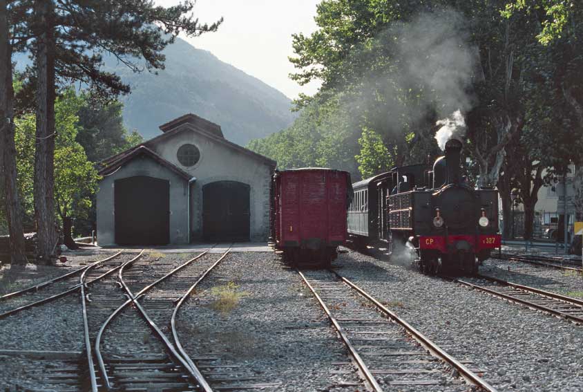 Treno delle Pigne Treno delle Pigne, con locomotore a vapore. Circola nei mesi estivi, tra Puget Théniers-Annot - Arrivo del convoglio alla stazione di Puget Théniers. A sinistra il deposito dove verrà ricoverata la locomotiva Bretonne CP E327, costruita nel 1909.
De Agostini Picture Library
