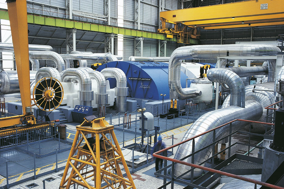 Interno della centrale nucleare di Blayais in Francia In Francia circa il 75% dell'energia elettrica prodotta è di origine nucleare, mentre in Italia l'attività di queste centrali è stata sospesa in seguito al referendum del 1987.