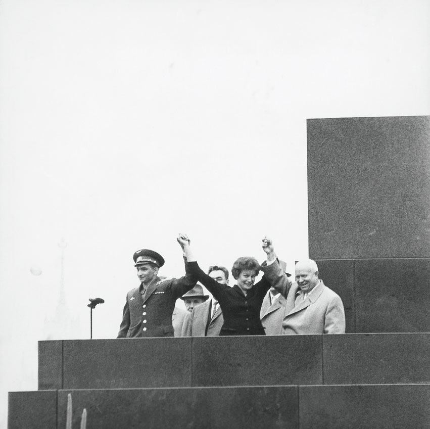 Il premier sovietico Nikita Kruscev con i cosmonauti Valentina Vladimirovna Tereskova e Valerij Fedorovic Bykovskij Valentina Vladimirovna Tereskova fu la prima donna inviata nello spazio. A bordo della capsula Vostok 6, il 16 giugno 1963 raggiunse il cosmonauta V. Bikovskij orbitante intorno alla Terra con la Vostok 5. Secondo il programma, portò a termine la missione di accostamento delle due navicelle che orbitarono per un certo periodo a soli 5 km di distanza. Rientrò felicemente, dopo aver compiuto 48 orbite, il 19 giugno.