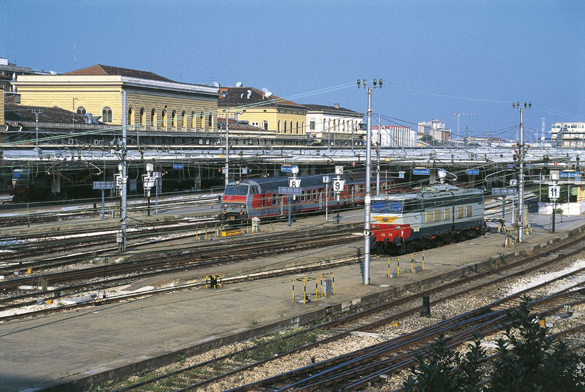 La stazione centrale di Bologna Quando venne ricostruita l'ala della stazione distrutta venne creato uno squarcio nella muratura in ricordo della strage. Nel punto dello scoppio venne mantenuta la pavimentazione originale e vi è stata posta la lapide coi nomi delle vittime. 